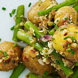 Tilbehør: Sund kartoffelsalat af nye kartofler og grønne bønner.