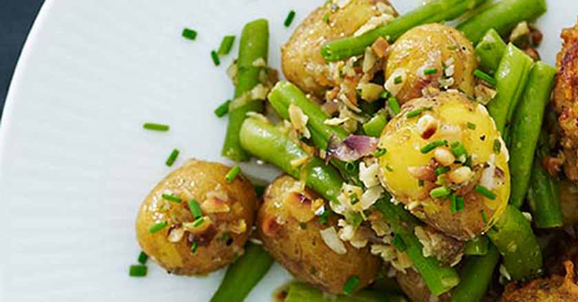 Bekendtgørelse Sløset Han Sund kartoffelsalat med pinjekerner, bønner og parmesan | CookingClub