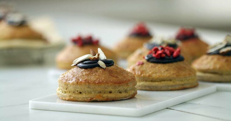 Glutenfri fastelavnsboller med creme og remonce