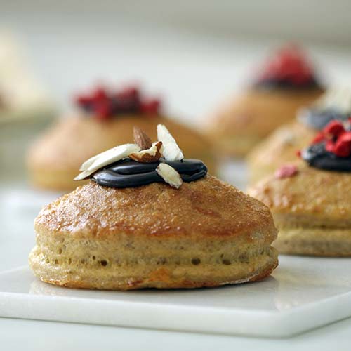 Glutenfri fastelavn: Fastelavnsboller med creme og remonce.