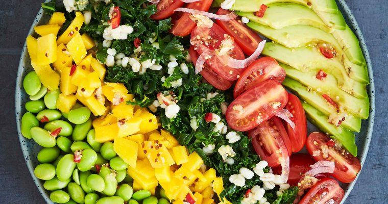 Rainbow bowl med edamamebønner, avocado og mango