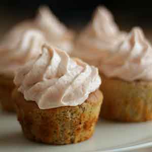 Rabarbertid: Glutenfri rabarbercupcakes med skøn frosting.