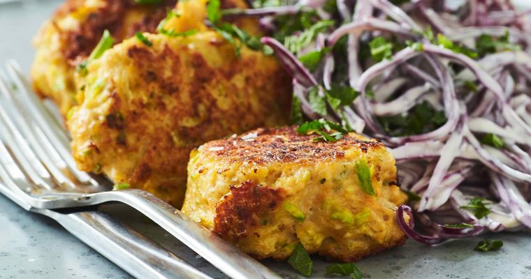 Antiinflammatoriske kyllingefrikadeller med rød coleslaw