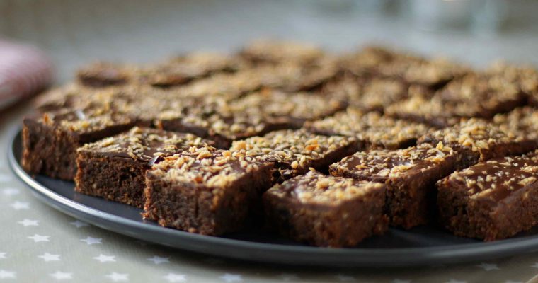 Julebrownies med dadler og chokolade