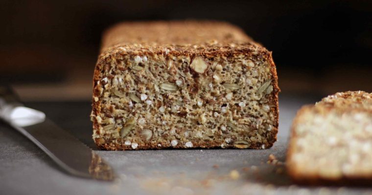 Glutenfrit rugbrød med kerner og hasselnødder