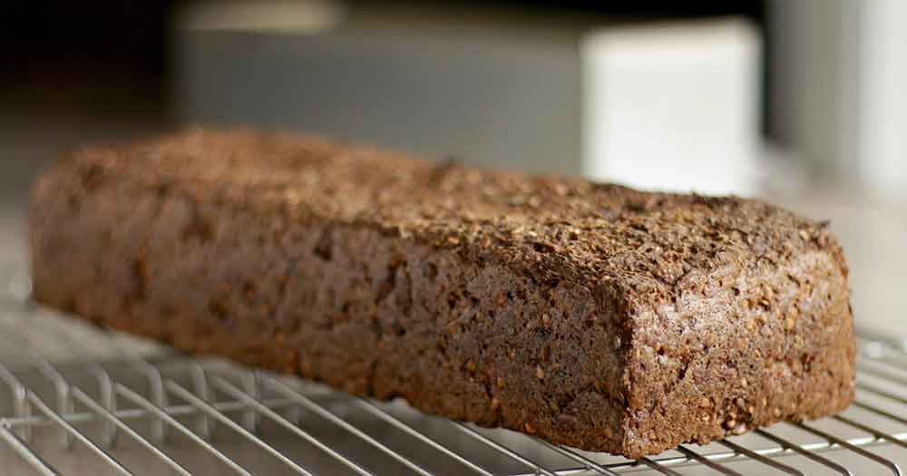 opskrift glutenfrit rugbrød hjemmebagt