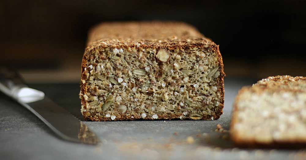 opskrift glutenfrit rugbrød hjemmebagt