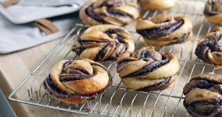 Glutenfri kanelsnurrer med blåbær og marcipan