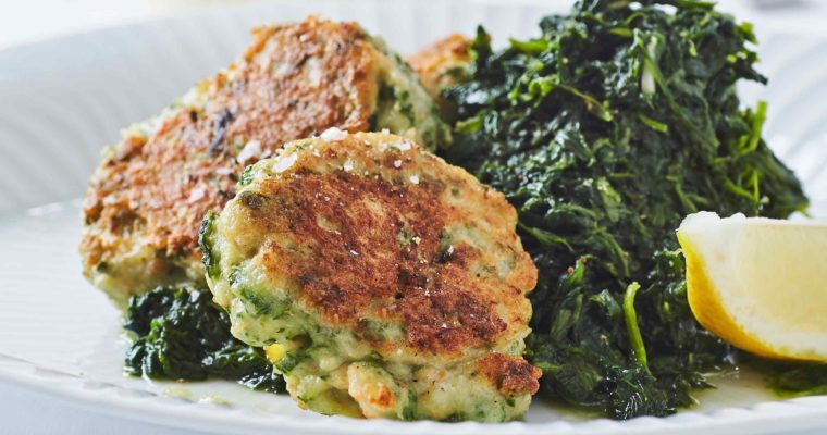 Sunde fiskefrikadeller med grønkål og sauteret spinat