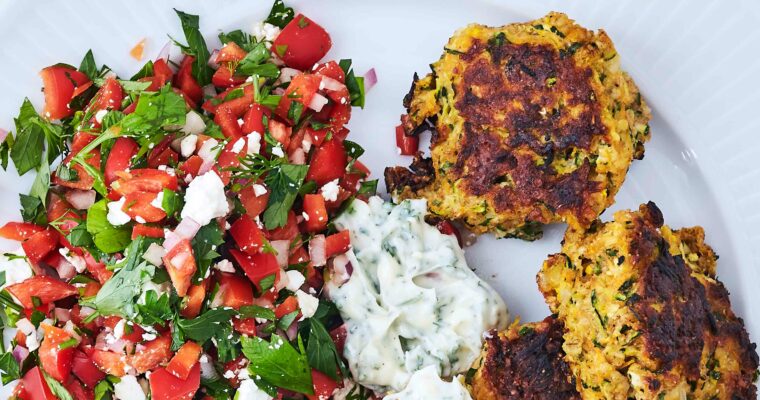 Antiinflammatoriske squashfrikadeller med rød peber-salat