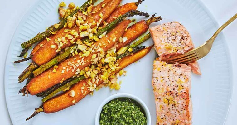Ovnbagt laks, gulerødder og asparges med grønkålspesto